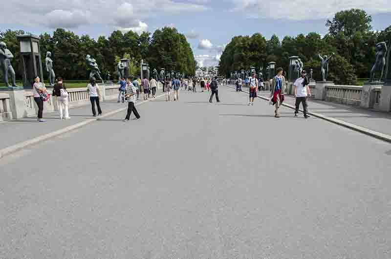 Noruega - Oslo 051 - parque Vigeland - El Puente.jpg